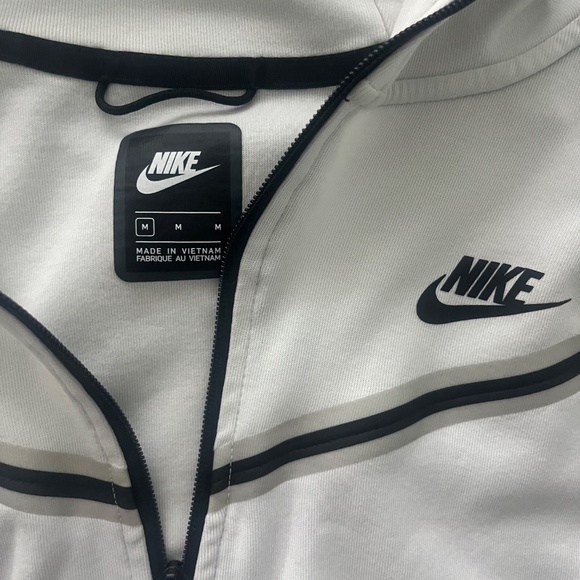 Woman’s active Nike tech. - Picture 2 of 4